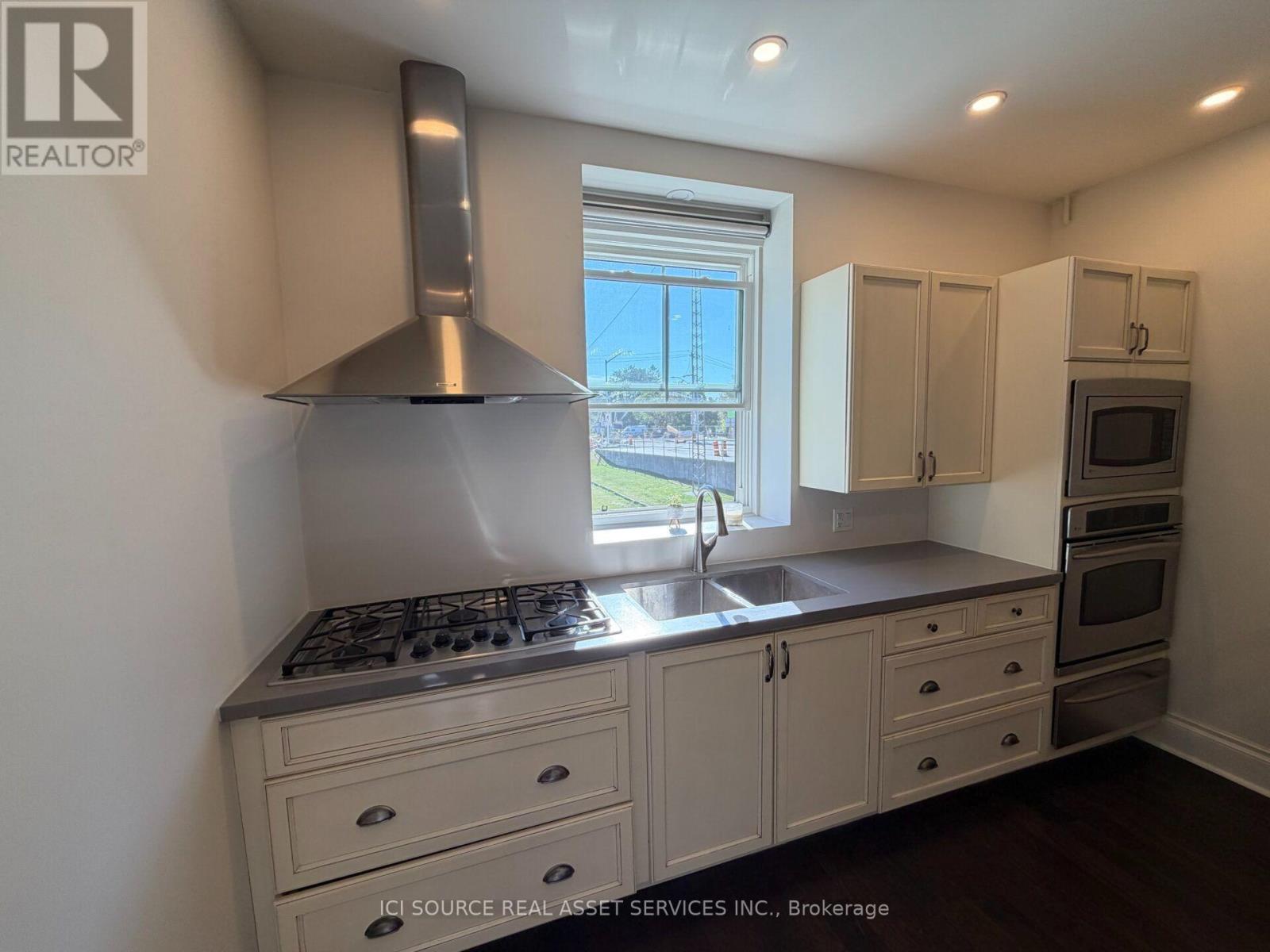 27 ARTHUR STREET W - 33