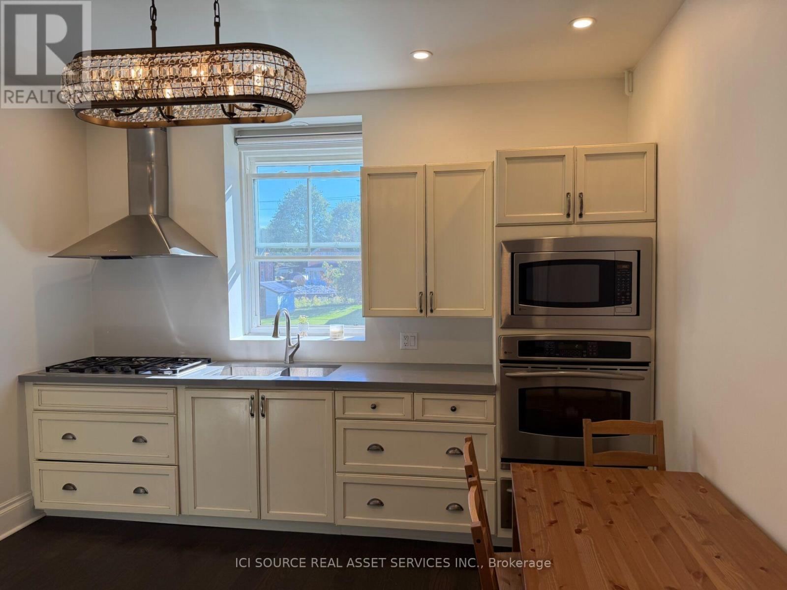 27 ARTHUR STREET W - 31