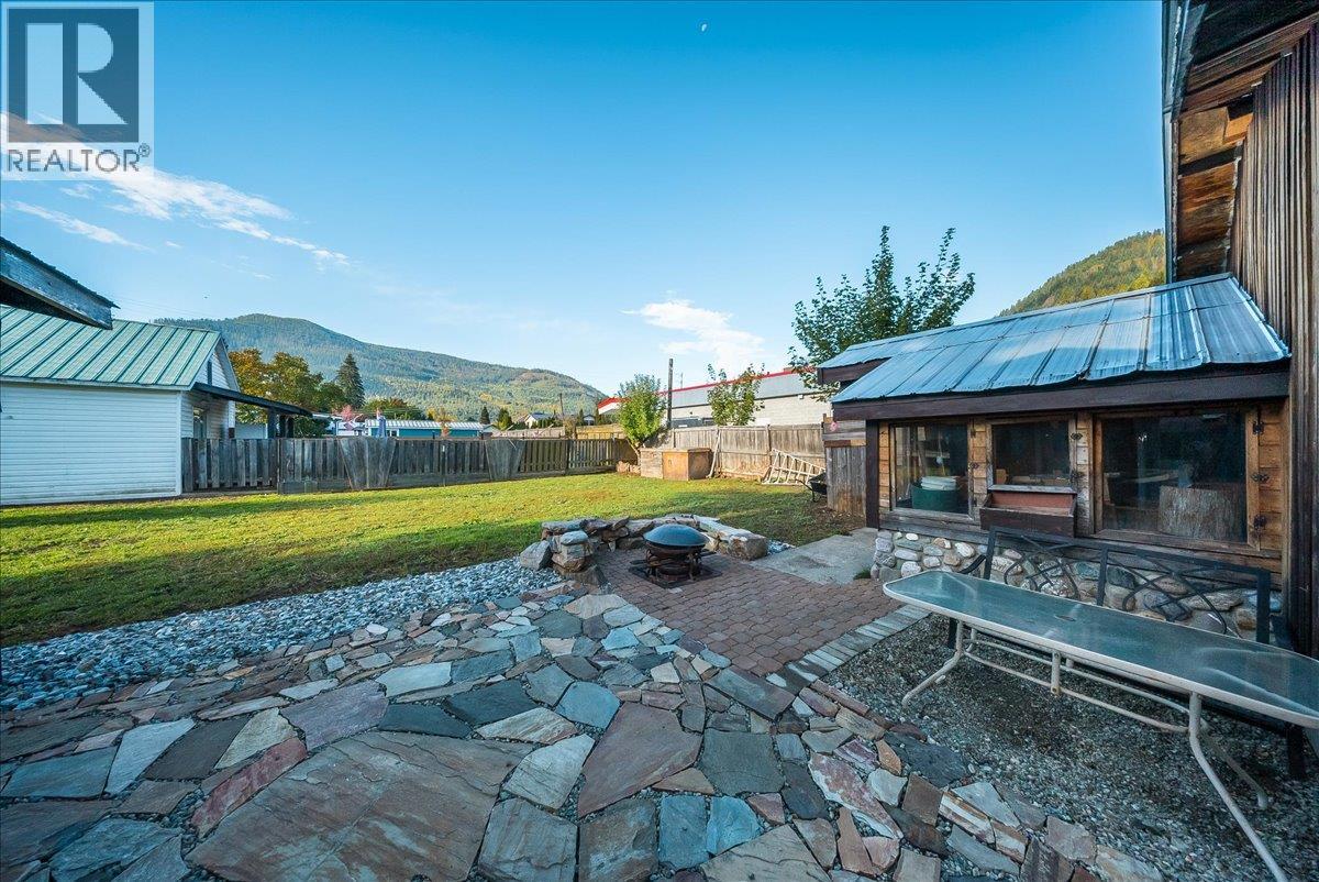 514 Davies Avenue, Salmo