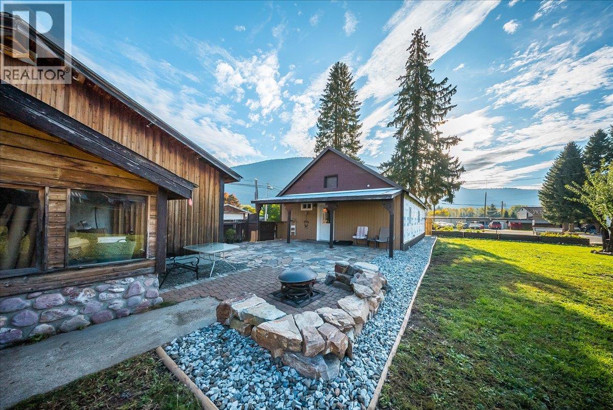 514 Davies Avenue, Salmo