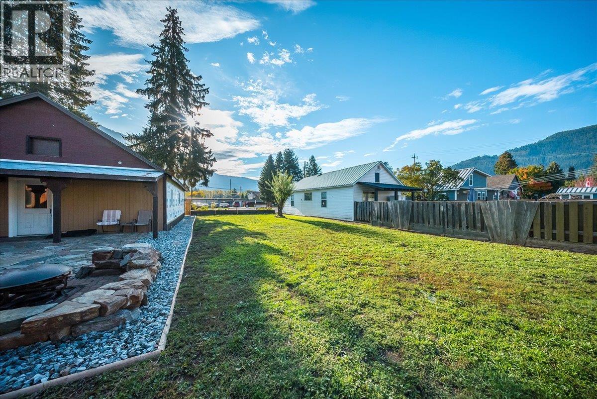 514 Davies Avenue, Salmo