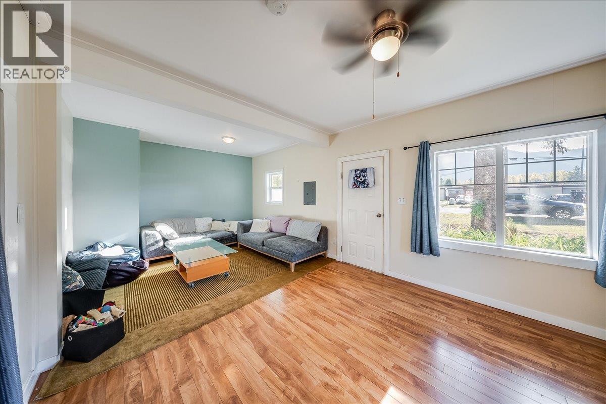 514 Davies Avenue, Salmo