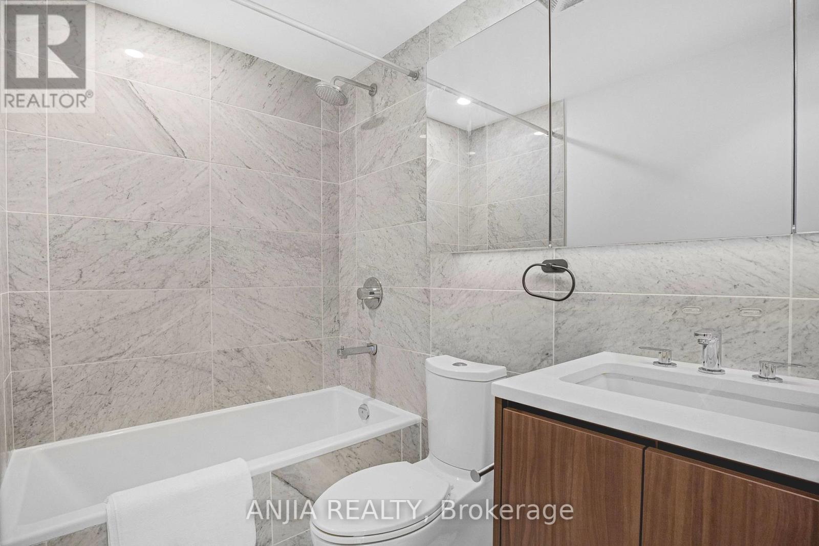 #TH607 85 MCMAHON DRIVE - 21