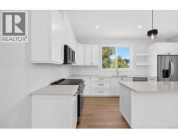 Ensuite - 2022b Galerno Rd, Campbell River, BC V9W0A2 Photo 9