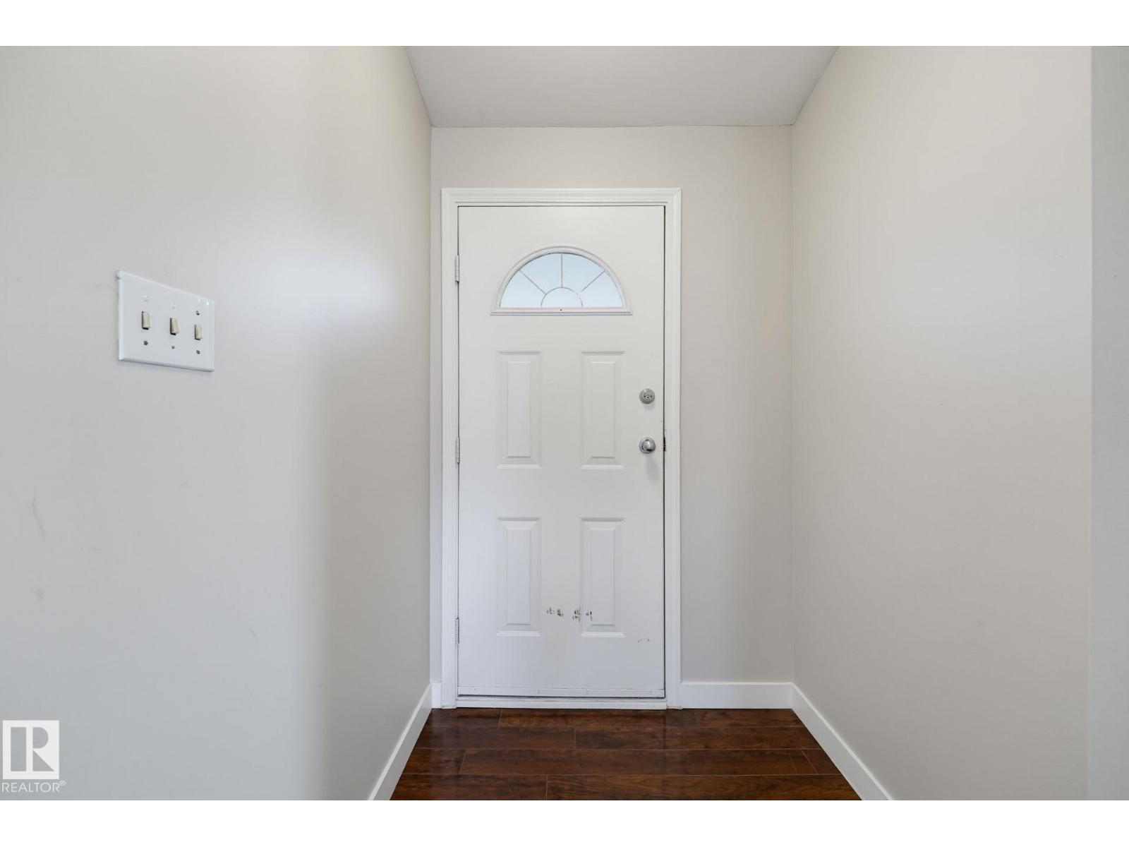 16415 87 Avenue NW, Elmwood — photo 4 of 30: Property photo