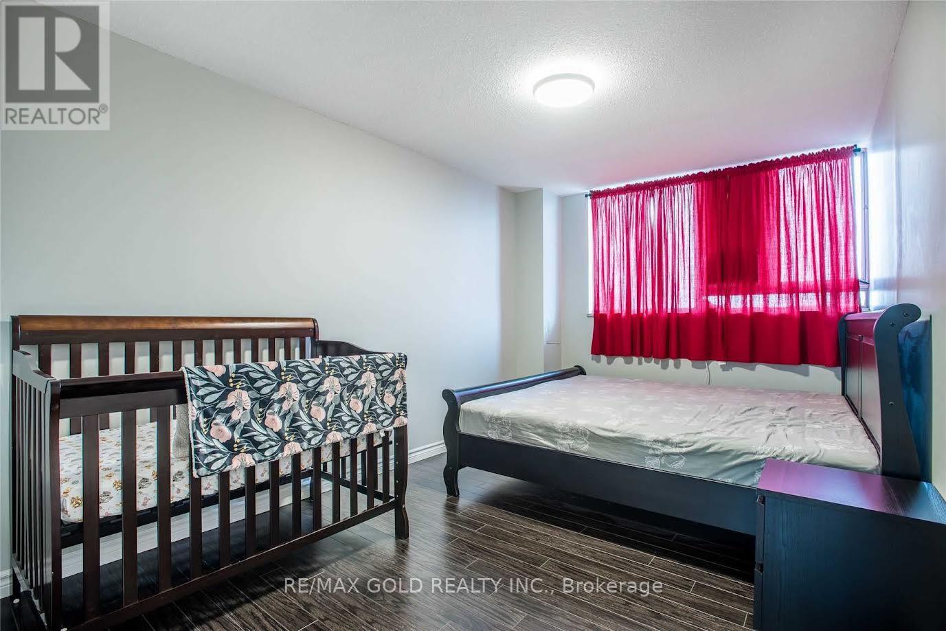1050 Stainton Drive — photo 2
