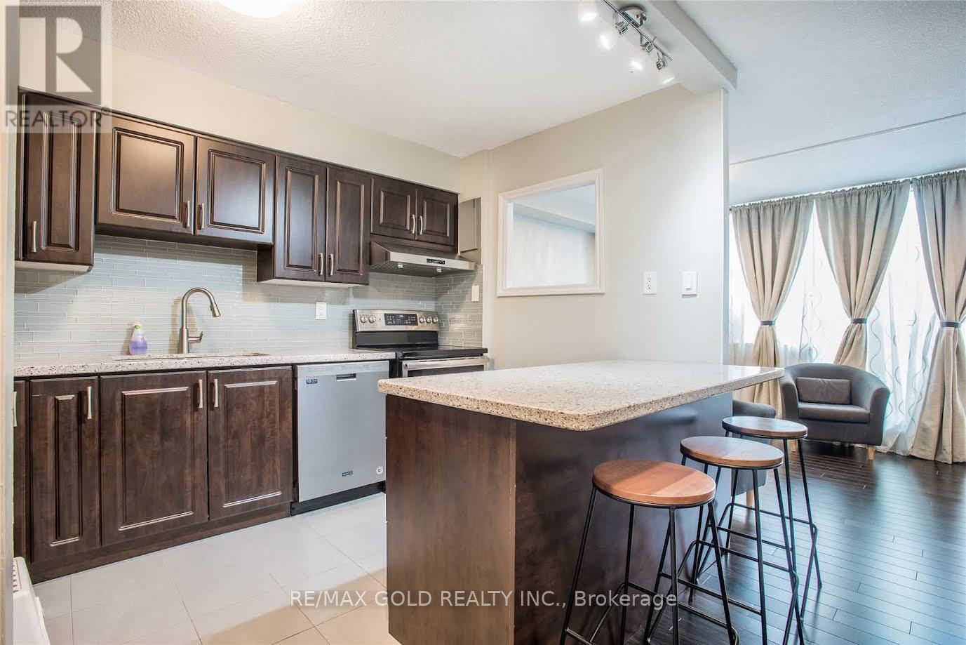 1050 Stainton Drive — photo 8