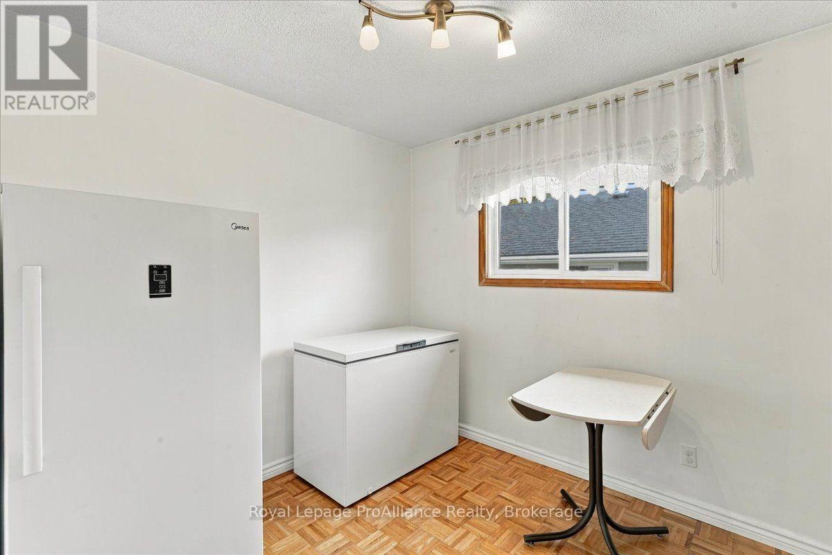 4 BOGART CRESCENT - 17