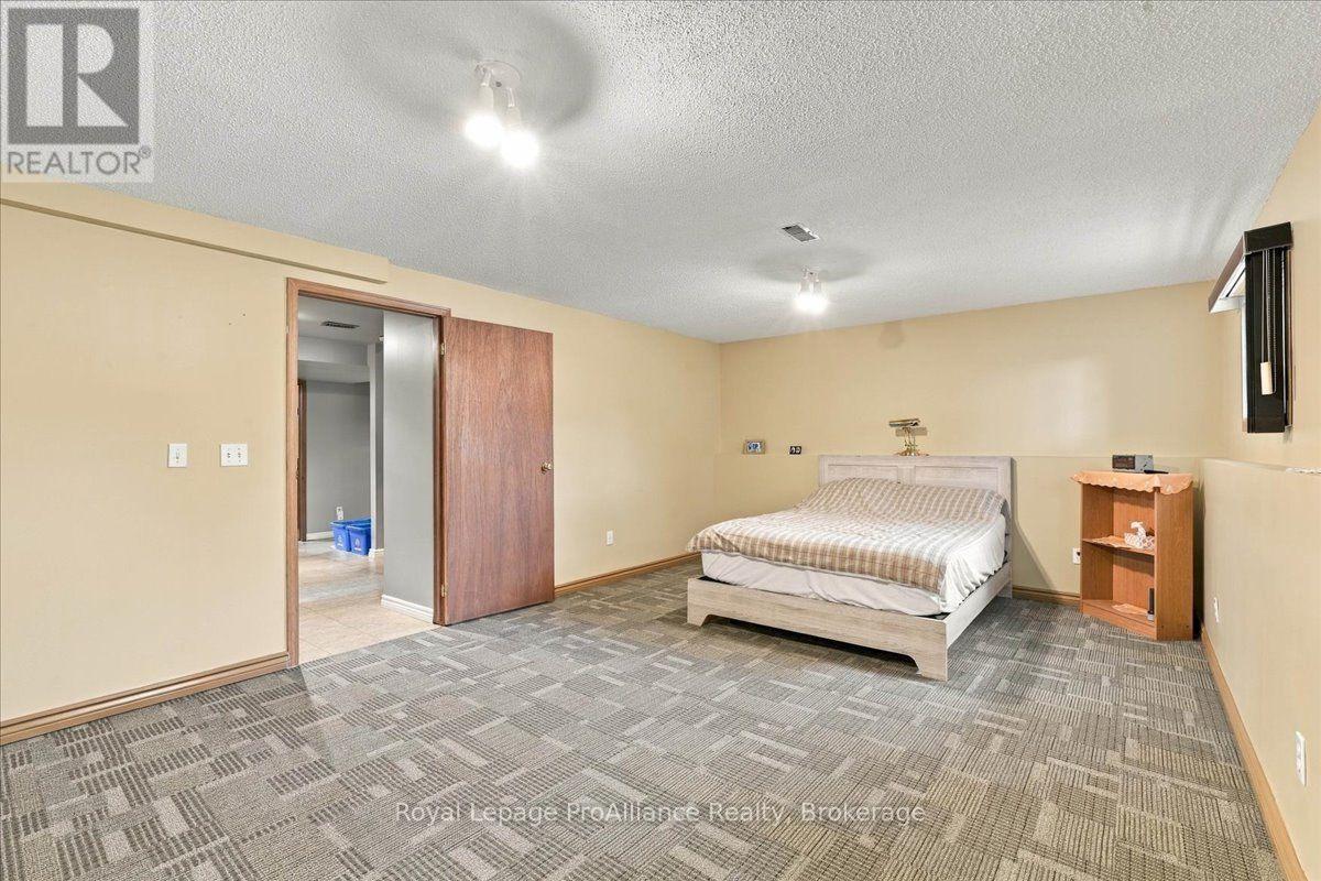 4 BOGART CRESCENT - 21