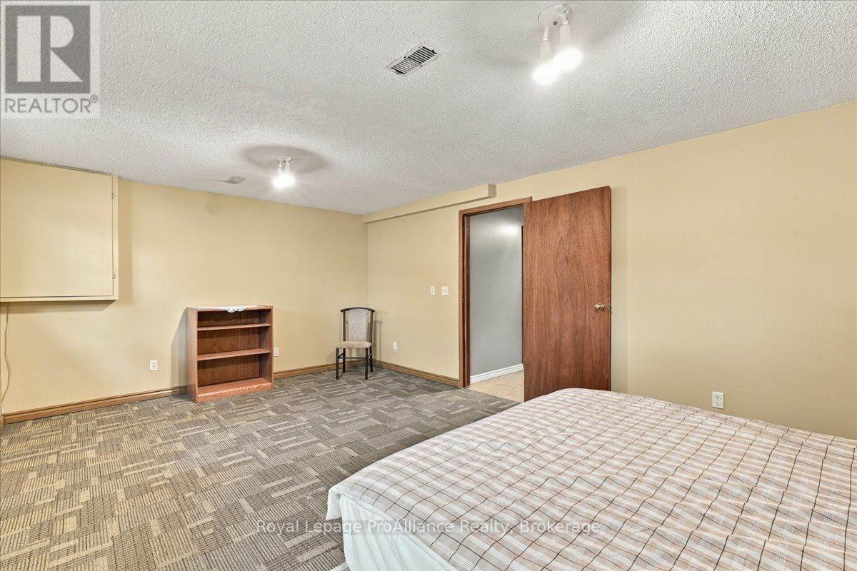 4 BOGART CRESCENT - 23