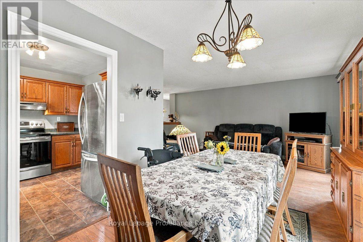 4 Bogart Crescent, Belleville, ON photo 6