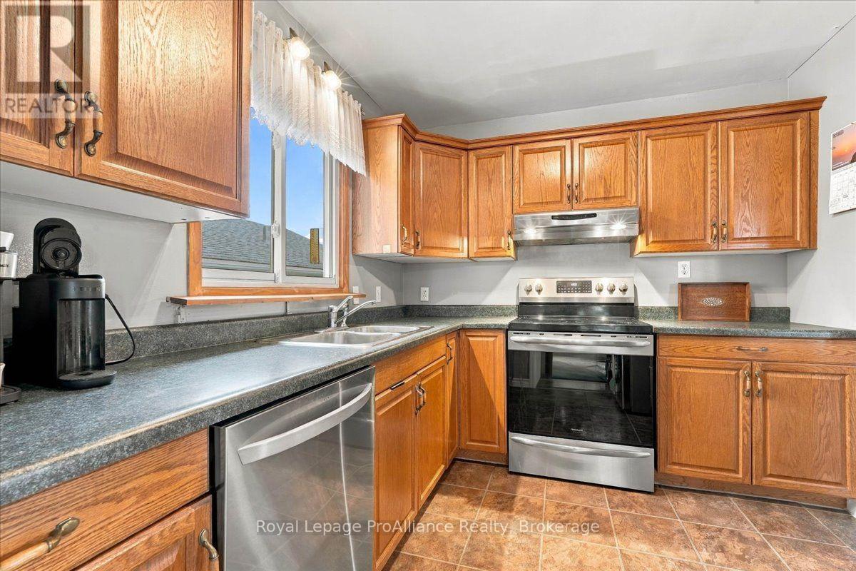 4 BOGART CRESCENT - 8