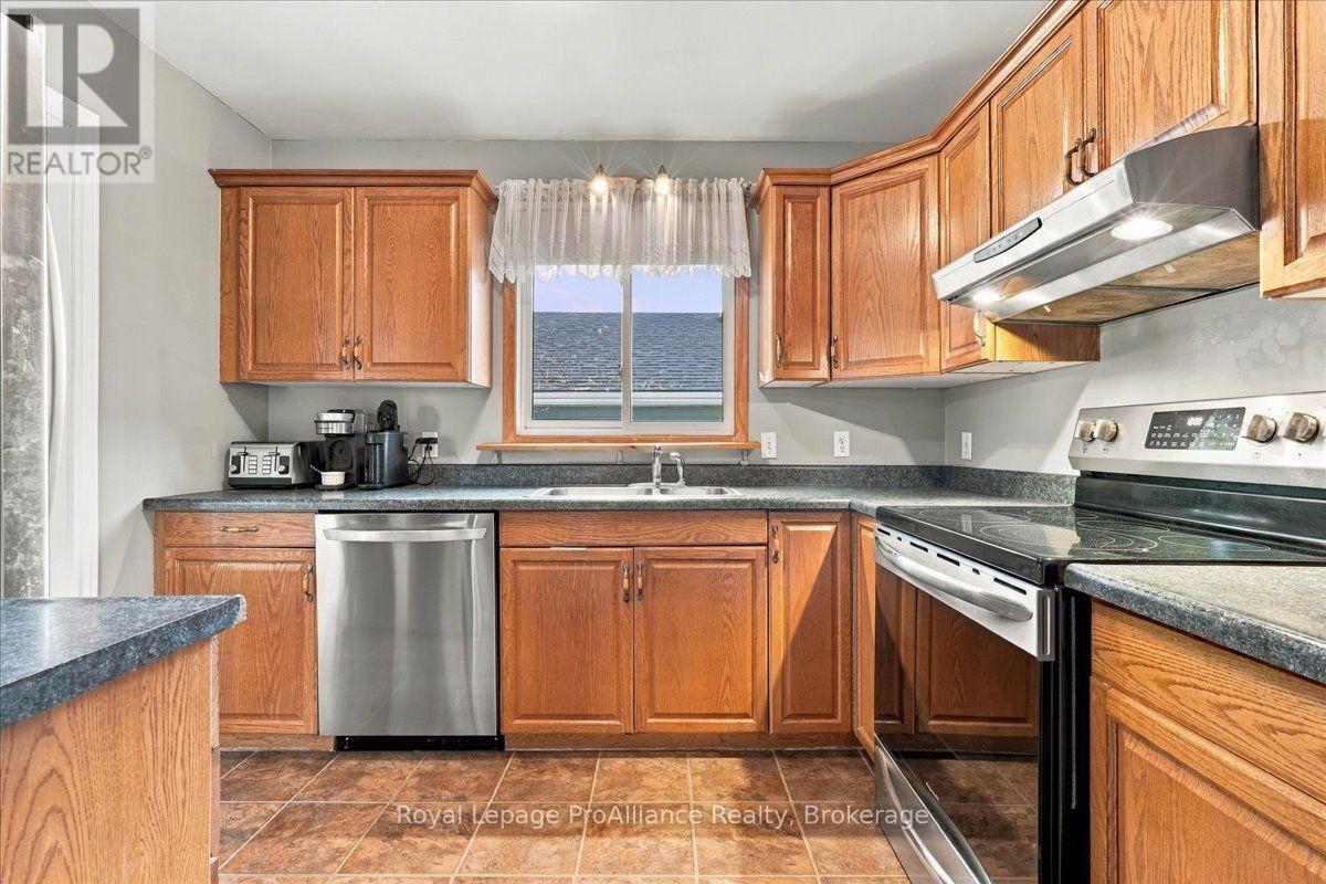 4 Bogart Crescent, Belleville, ON photo 9