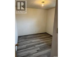 Enclosed porch - 751 17th Street W, Prince Albert, SK S6V3Y2 Photo 9