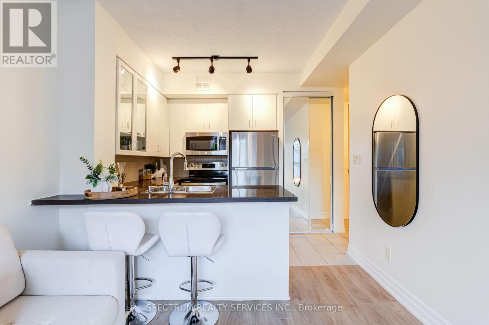70 Alexander Street, Toronto, ON photo 15