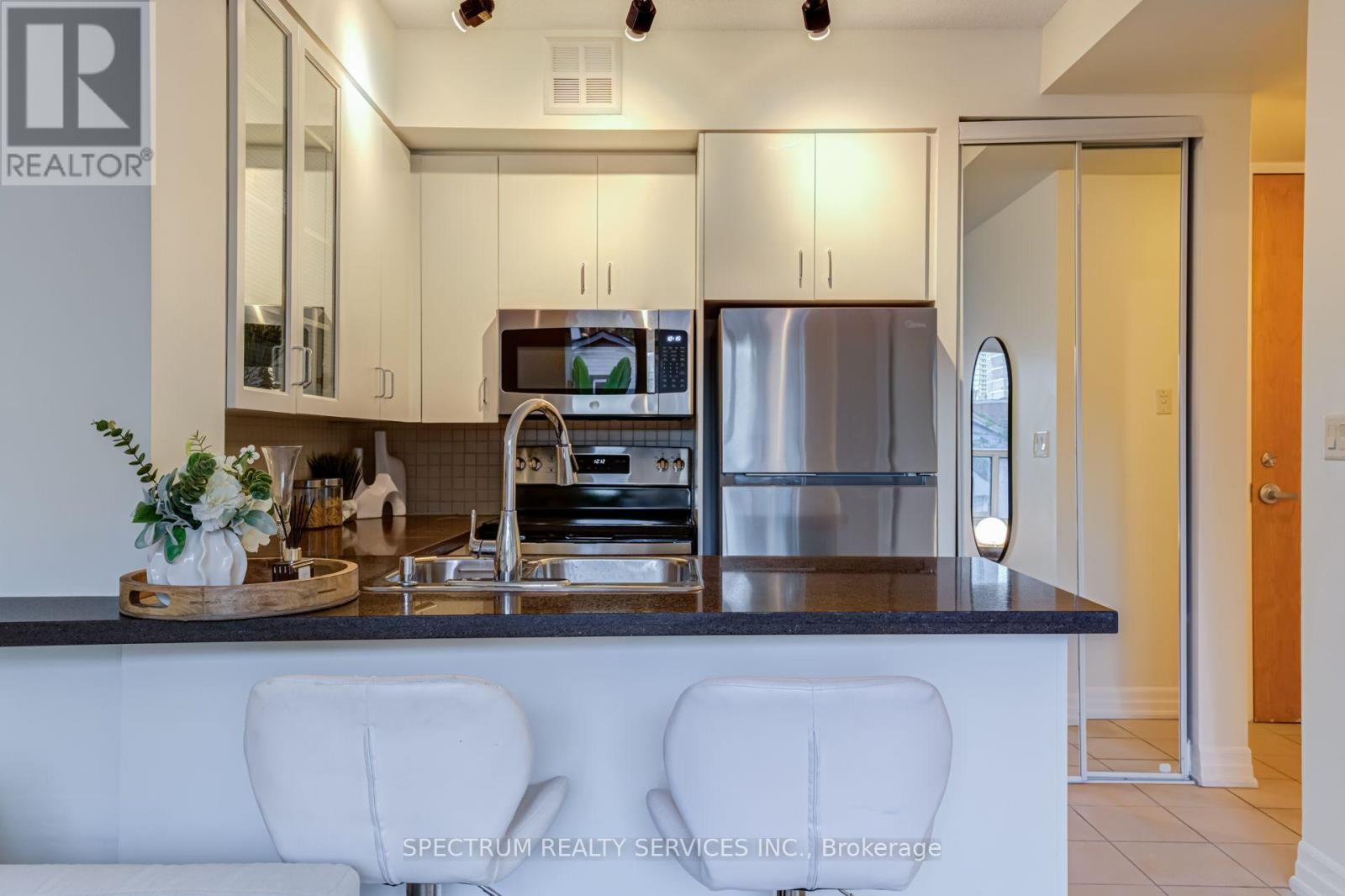 70 Alexander Street, Toronto, ON photo 3