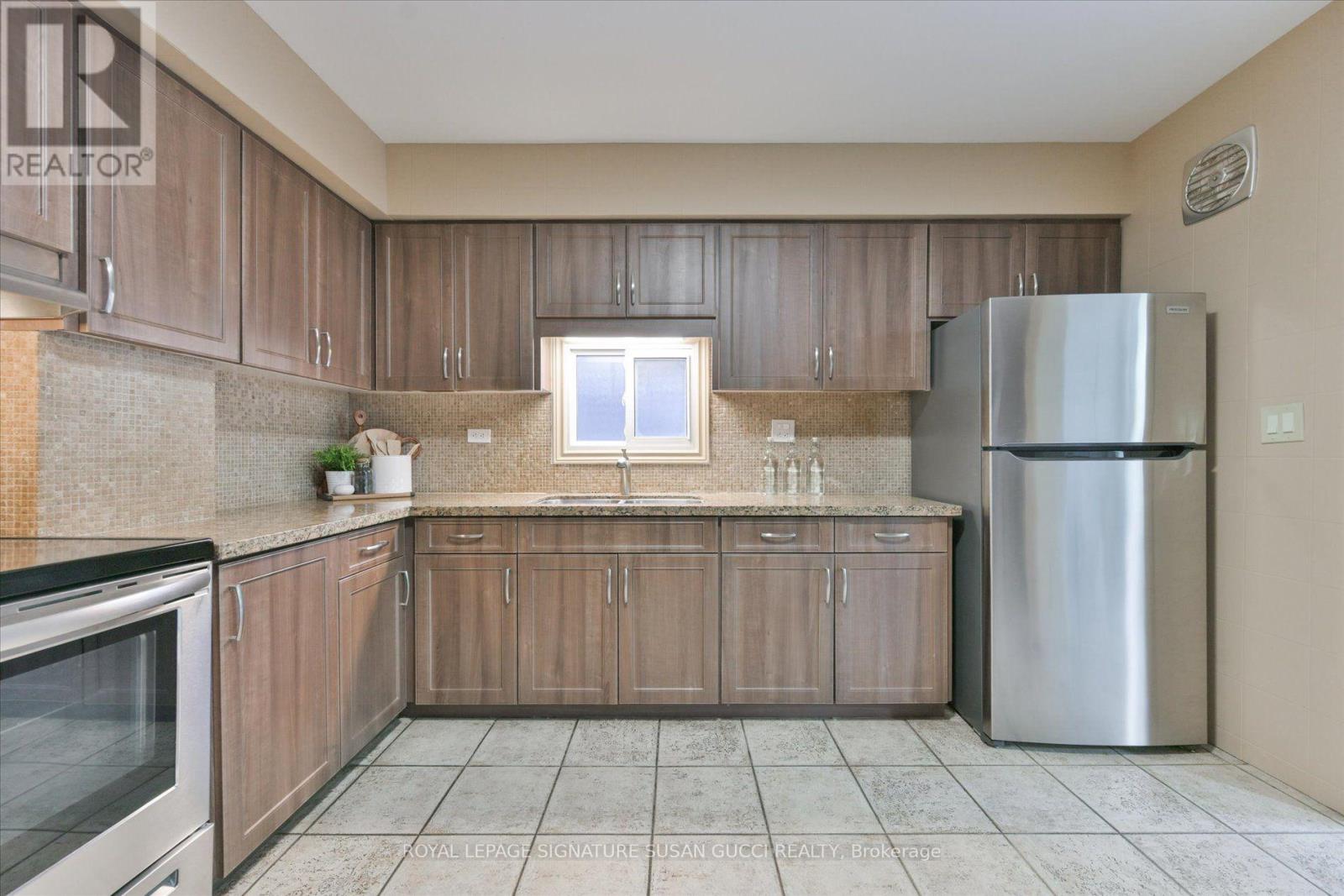 725 Sammon Avenue, Toronto, ON photo 10