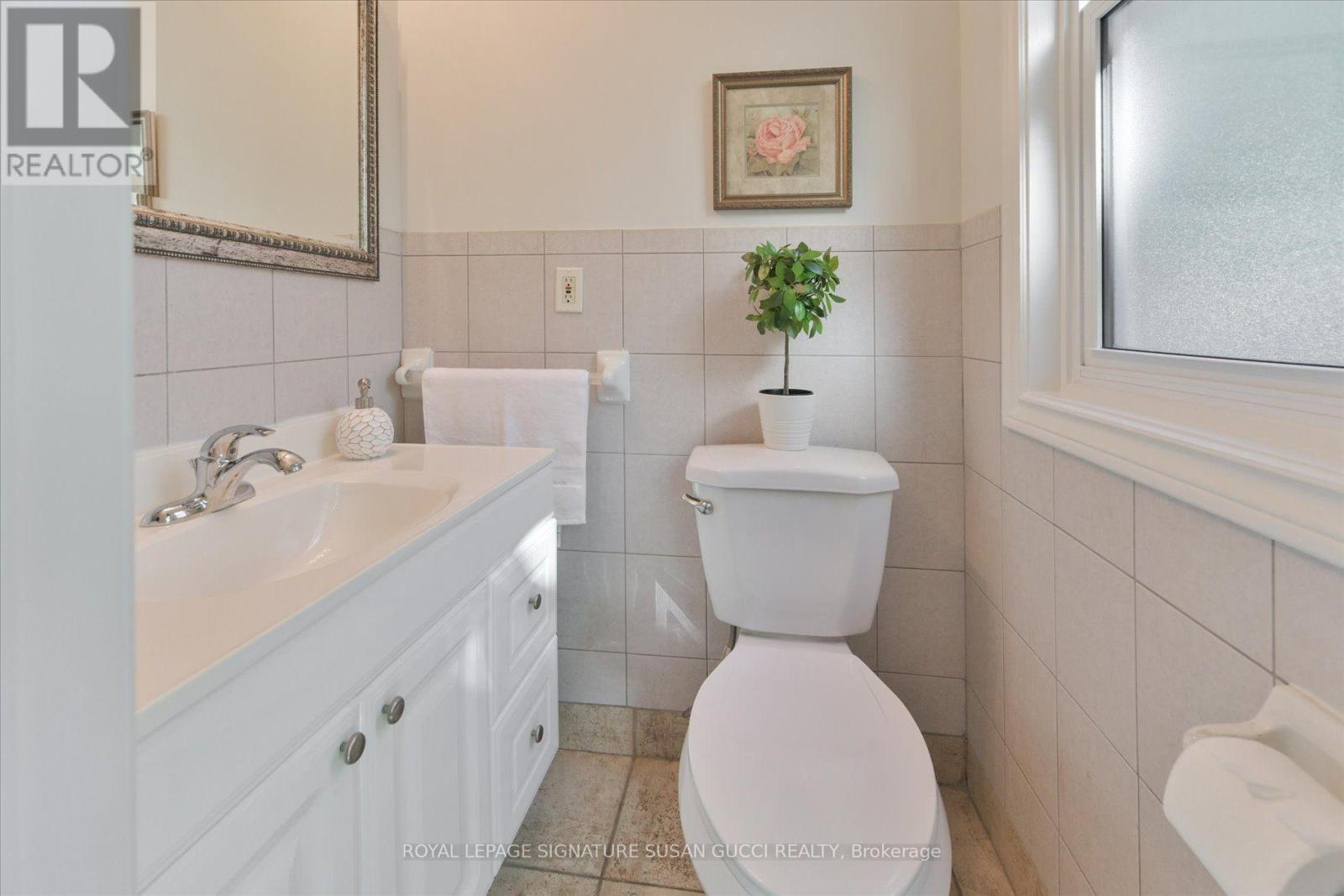 725 Sammon Avenue, Toronto, ON photo 12