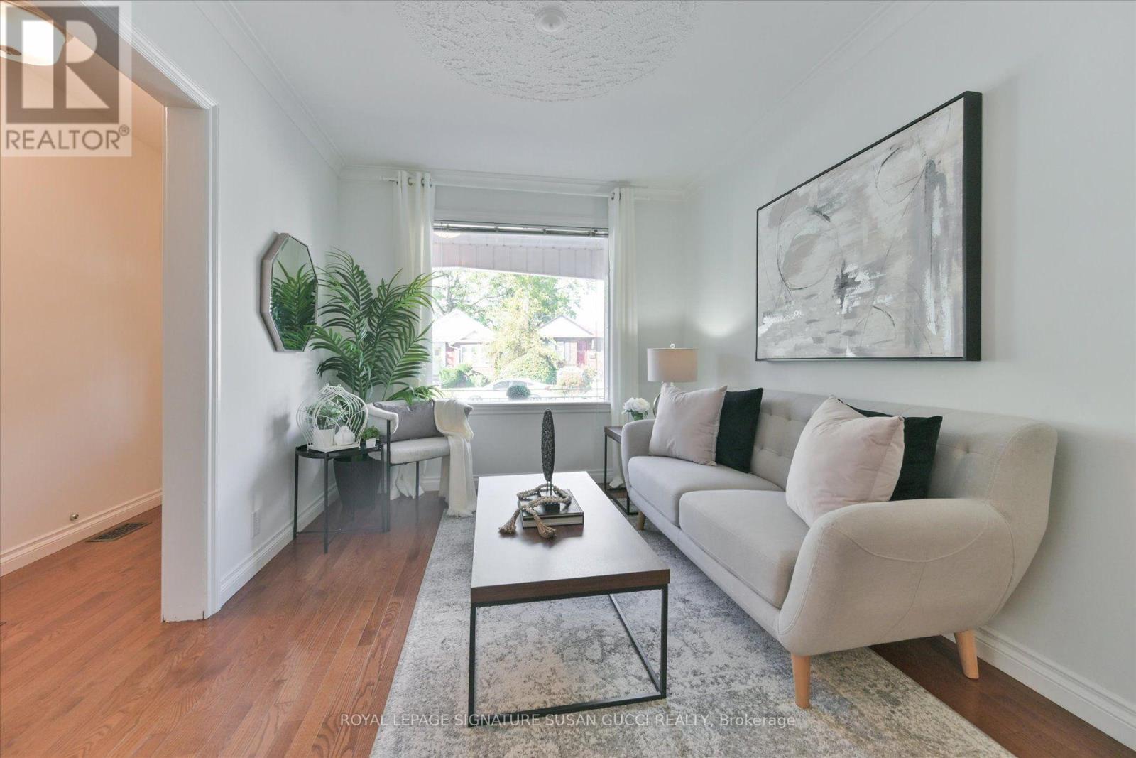 725 Sammon Avenue, Toronto, ON photo 4