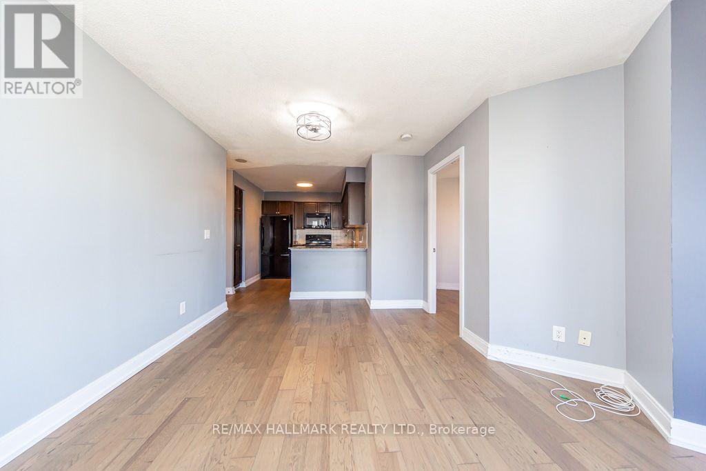 125 Village Green Square — photo 10