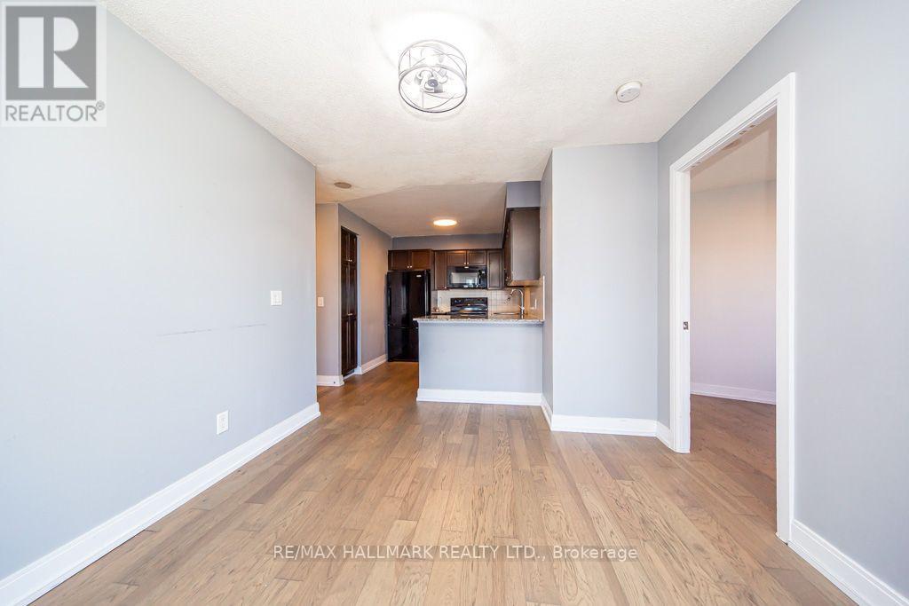125 Village Green Square — photo 11