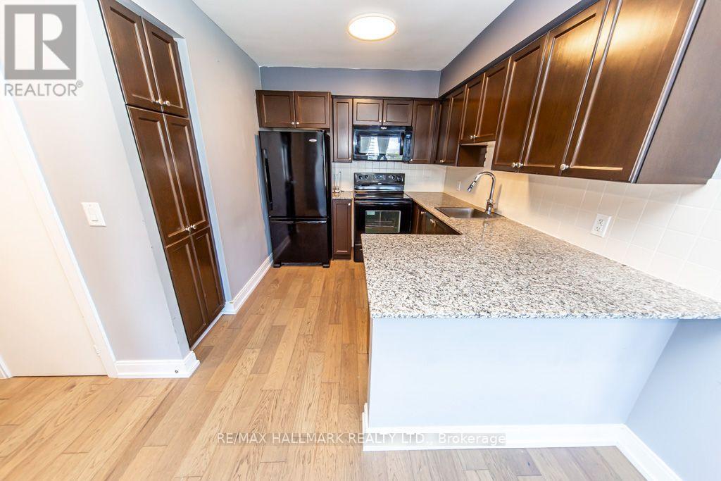 125 Village Green Square — photo 13