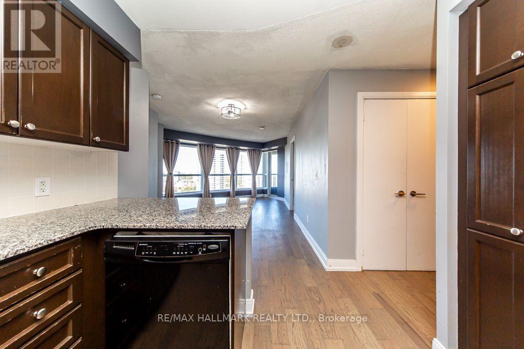 125 Village Green Square — photo 16