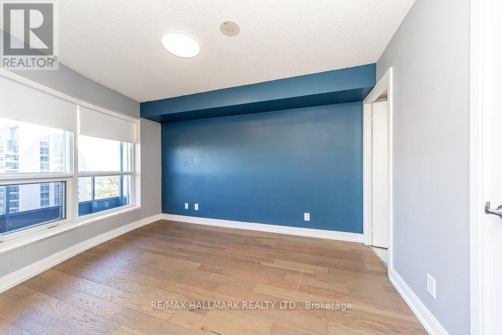 125 Village Green Square — photo 17