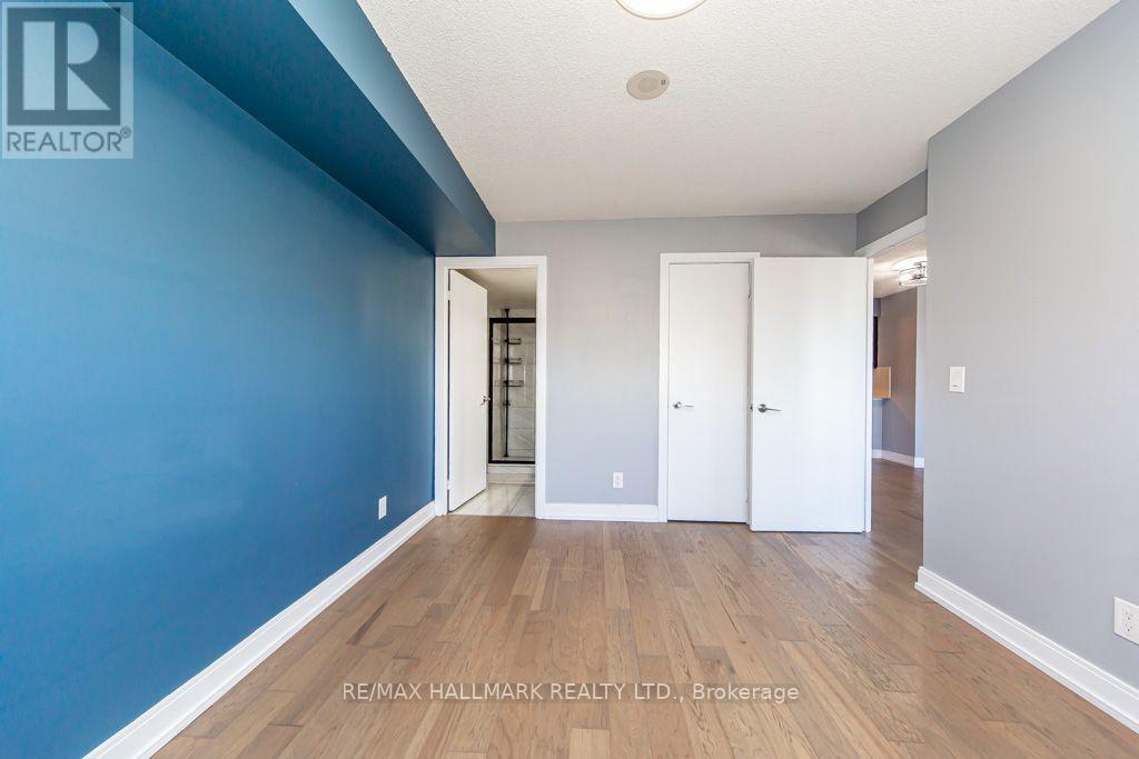 125 Village Green Square — photo 20