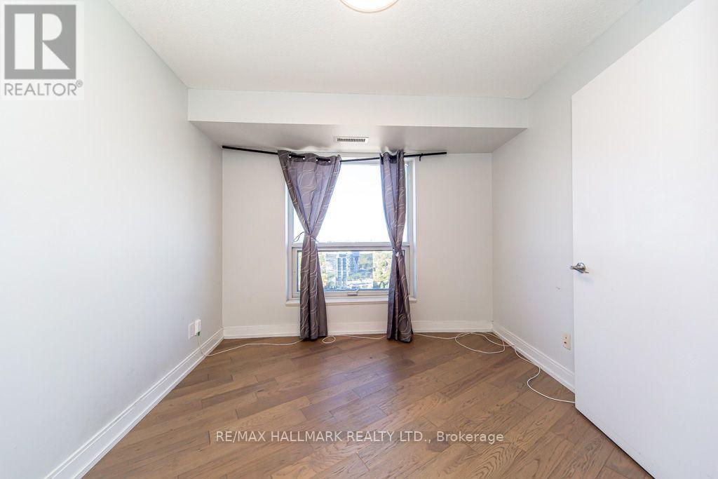 125 Village Green Square — photo 24