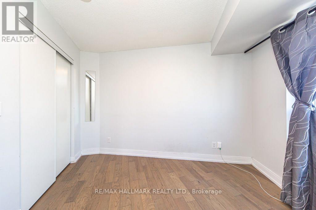 125 Village Green Square — photo 25