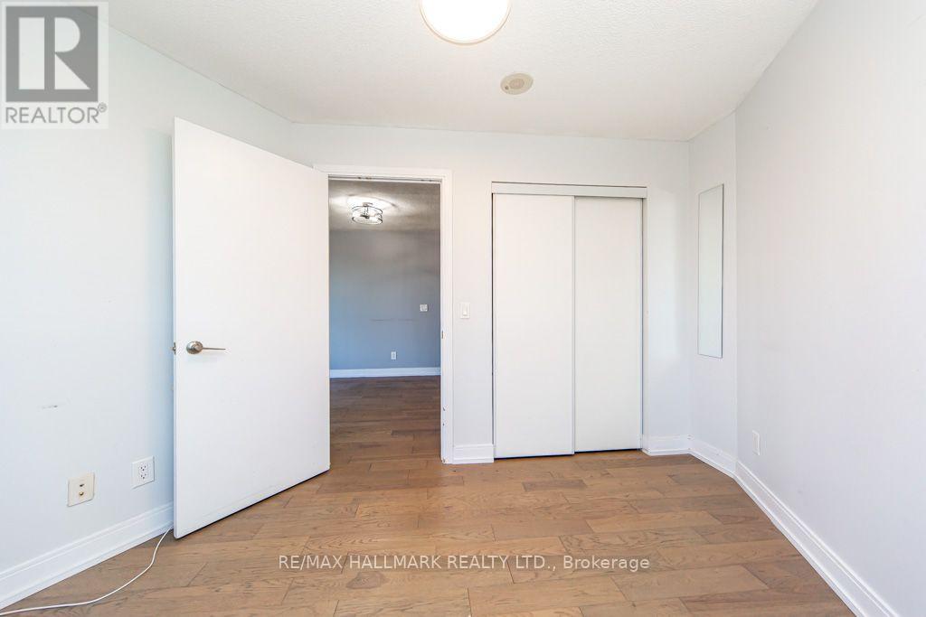 125 Village Green Square — photo 26