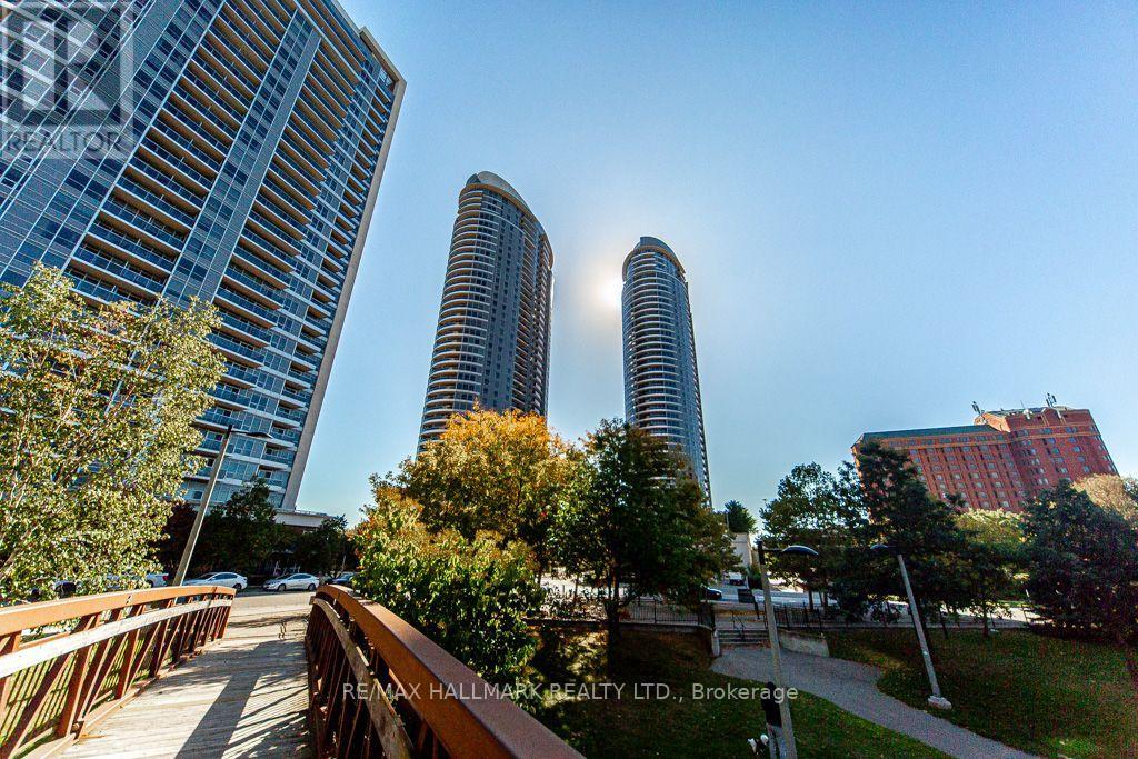 125 Village Green Square — photo 41