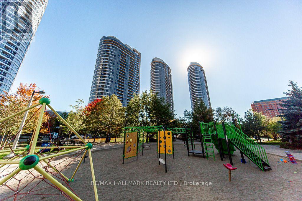 125 Village Green Square — photo 42