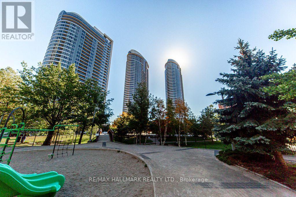 125 Village Green Square — photo 43