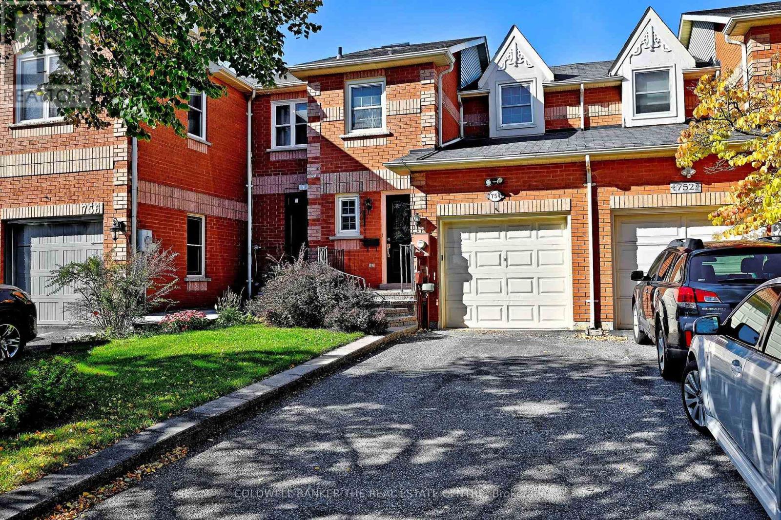 754 Shanahan Boulevard, Newmarket, ON photo 2