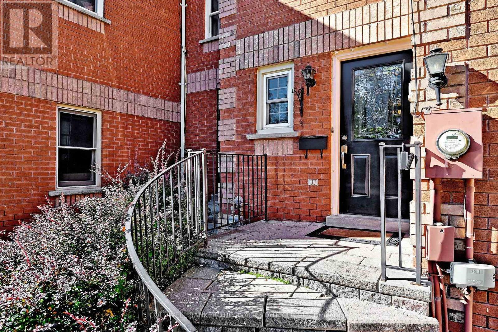 754 Shanahan Boulevard, Newmarket, ON photo 3