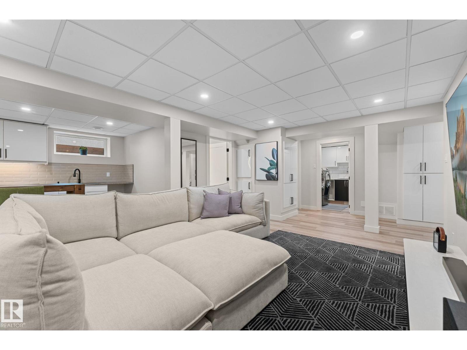 4032 121 ST NW - 39
