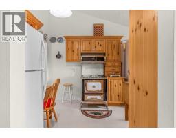 Kitchen - 1001 9th Avenue, Canmore, AB T1W1Z5 Photo 10