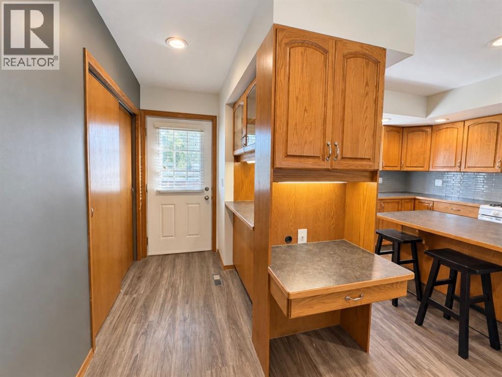 5739 55 Street - 7