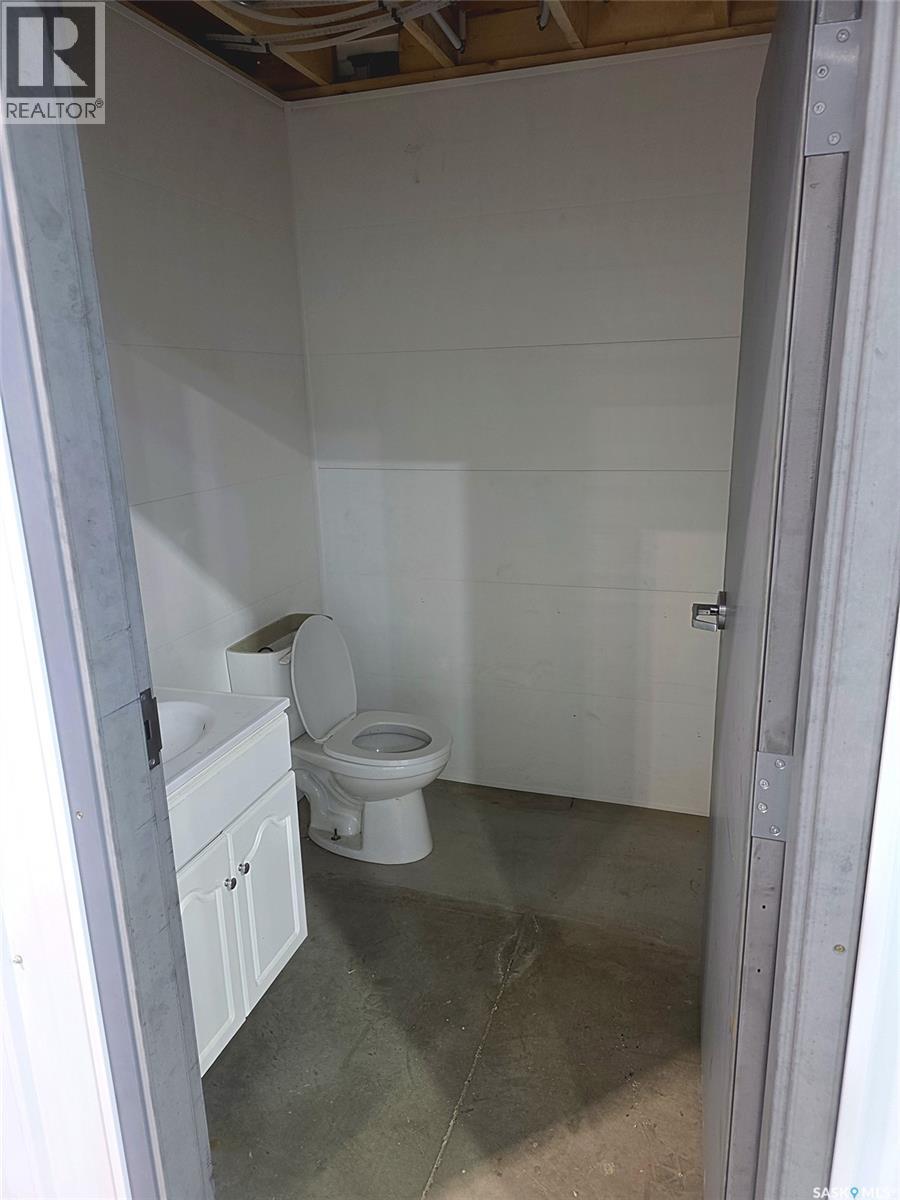 Bay 2 206 Hill AVENUE, Weyburn — photo 6