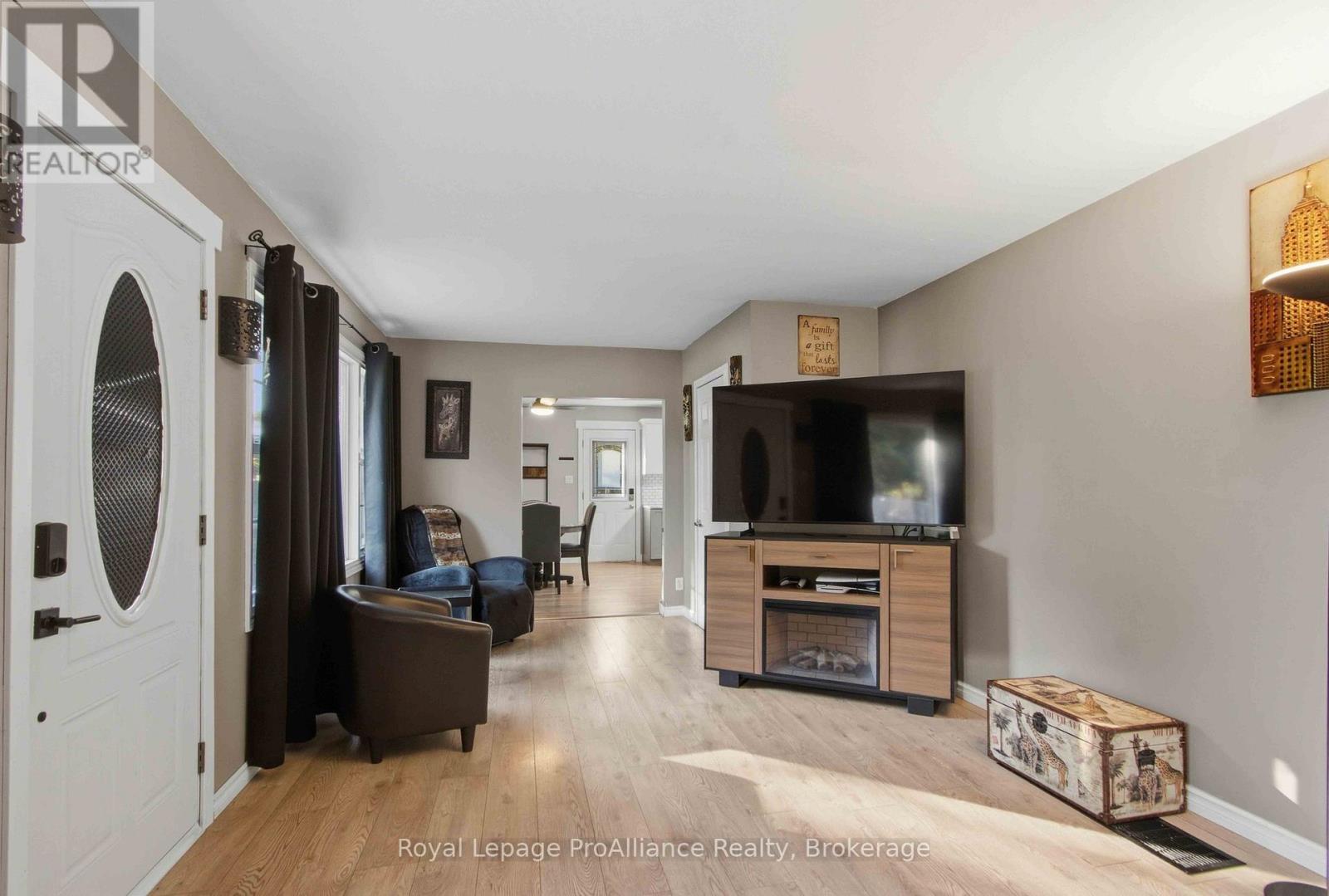 114 Catherine Street, Quinte West, ON photo 5