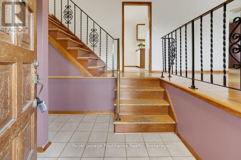 23 Thorncliffe Drive, Belleville, ON photo 2