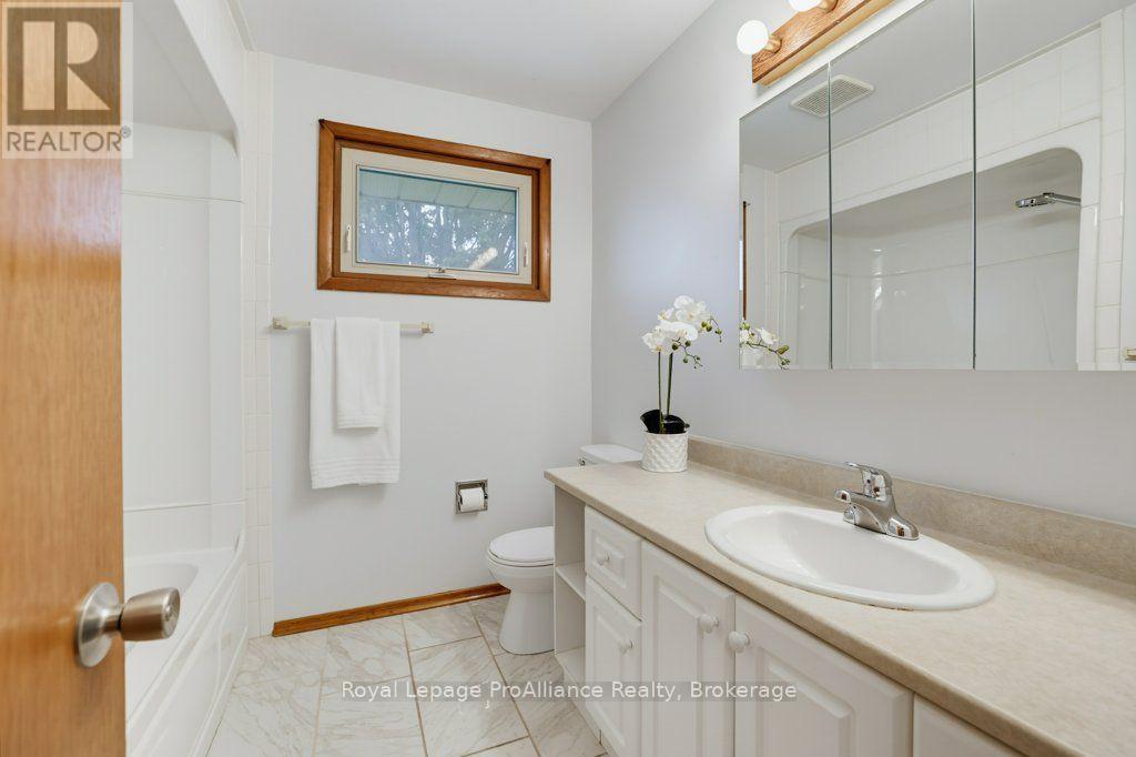 23 Thorncliffe Drive, Belleville, ON photo 36
