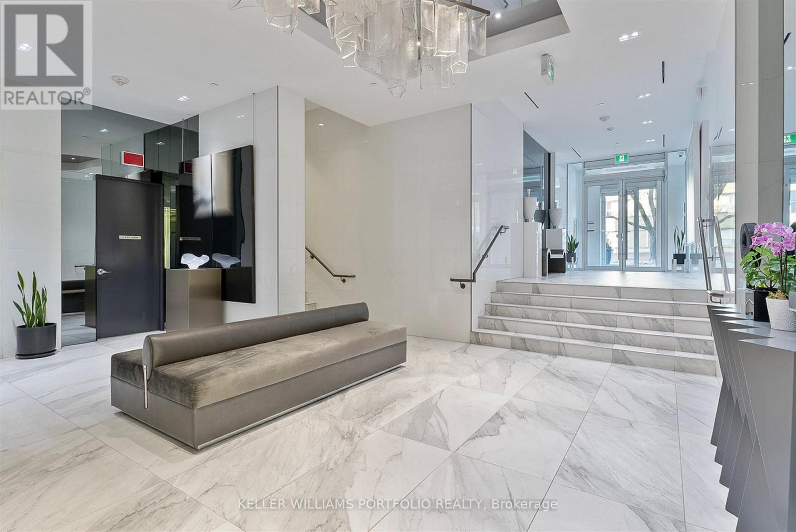 6 Parkwood Avenue — photo 2
