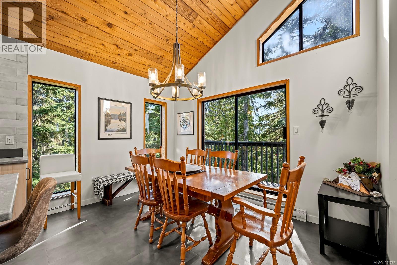 893 Clinton Wood Crt, Courtenay