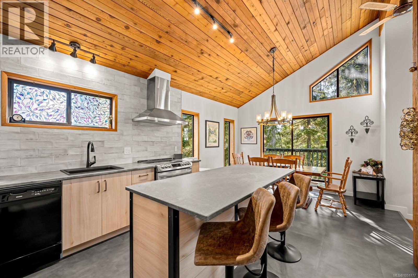 893 Clinton Wood Crt, Courtenay