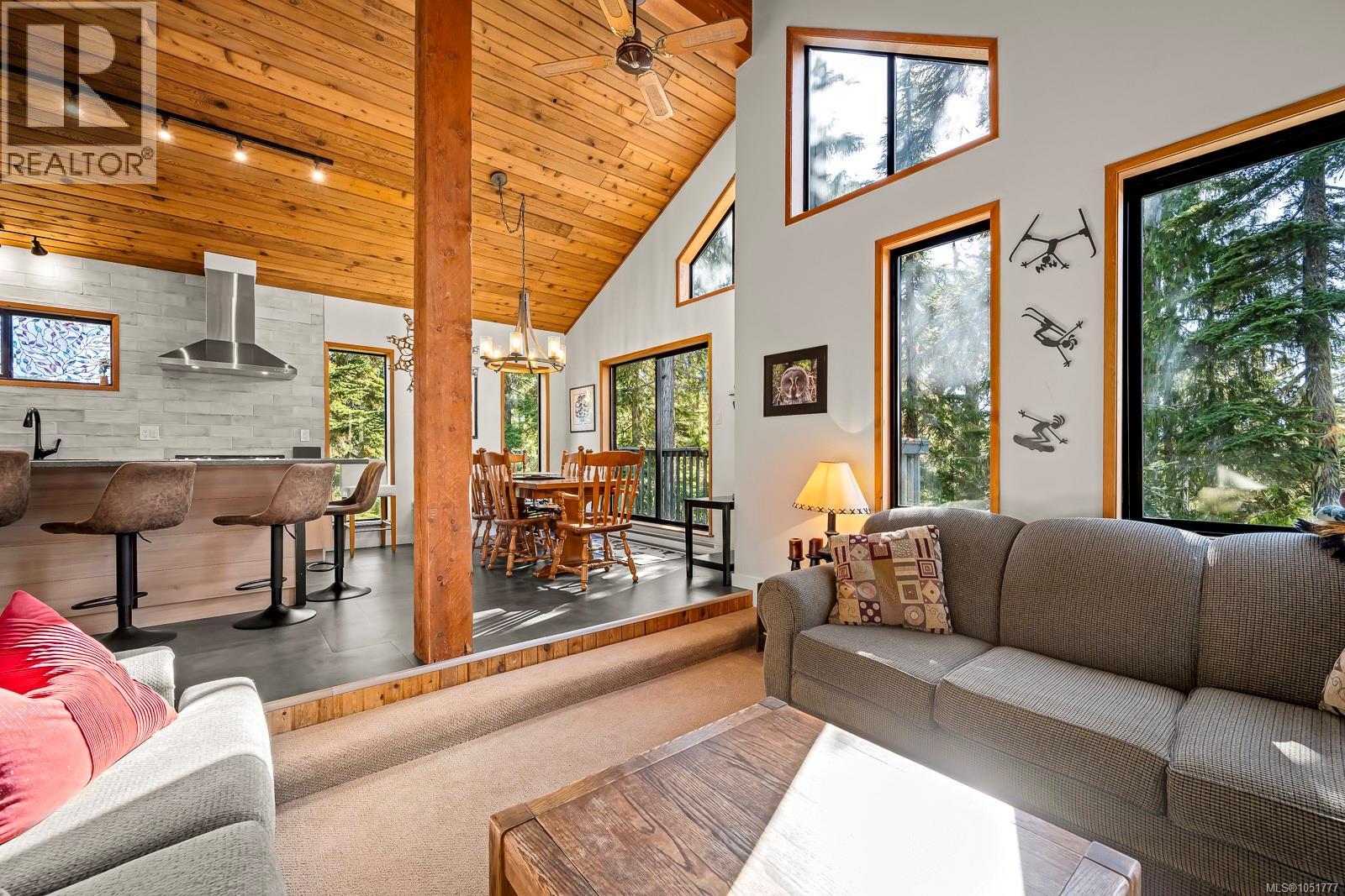 893 Clinton Wood Crt, Courtenay