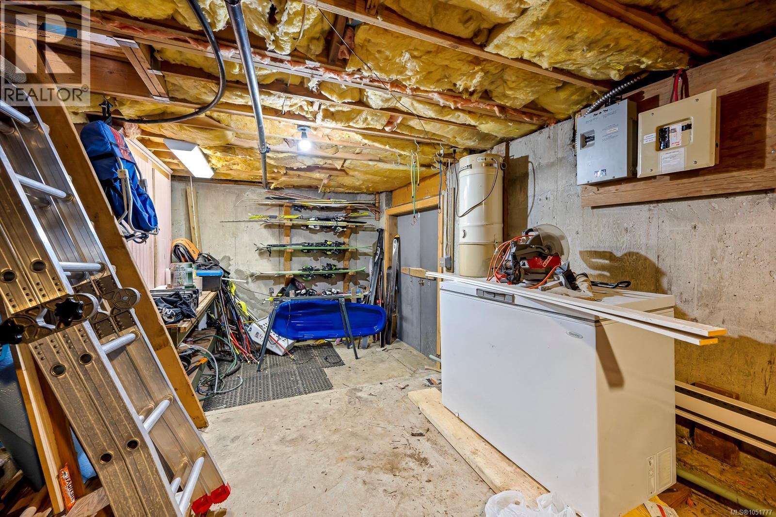 893 Clinton Wood Crt, Courtenay