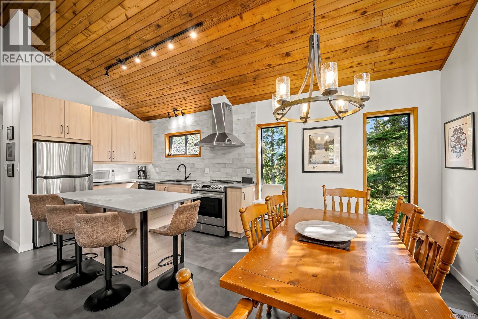 893 Clinton Wood Crt, Courtenay